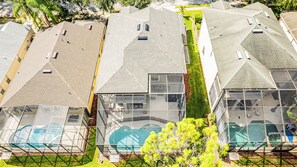 Un quartier résidentiel composé de plusieurs maisons, chacune dotée d’une piscine et offrant une vue dégagée sur le quartier environnant.