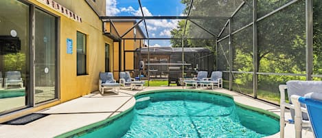 Piscine extérieure, parasols, chaises longues