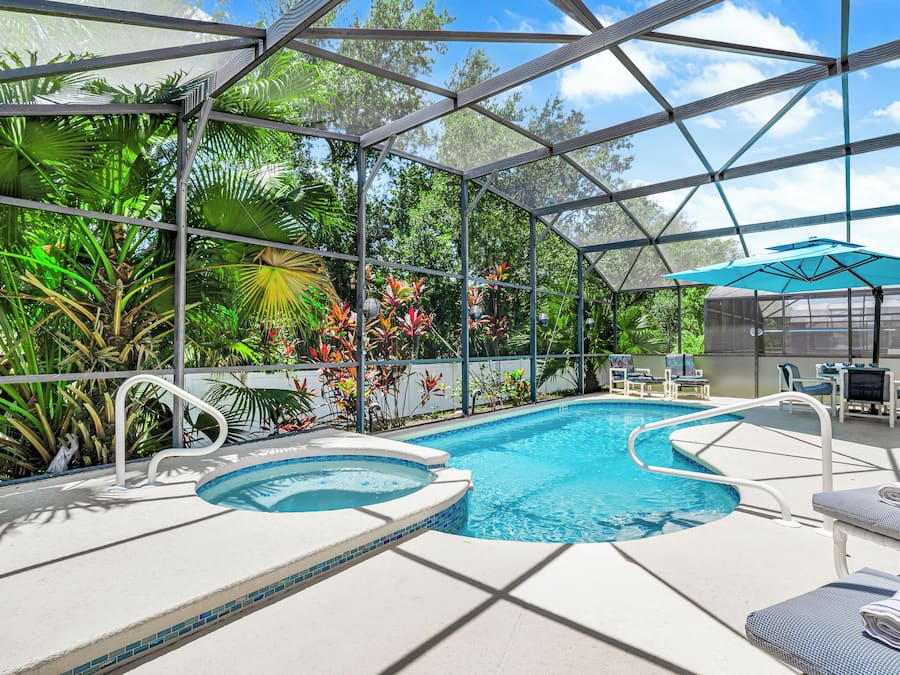 Een buitenzwembad, parasols voor strand/zwembad