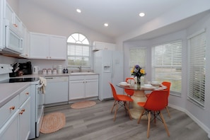 Fridge, microwave, oven, stovetop - Honey Pot Villa 4 Bedroom (Kissimmee)