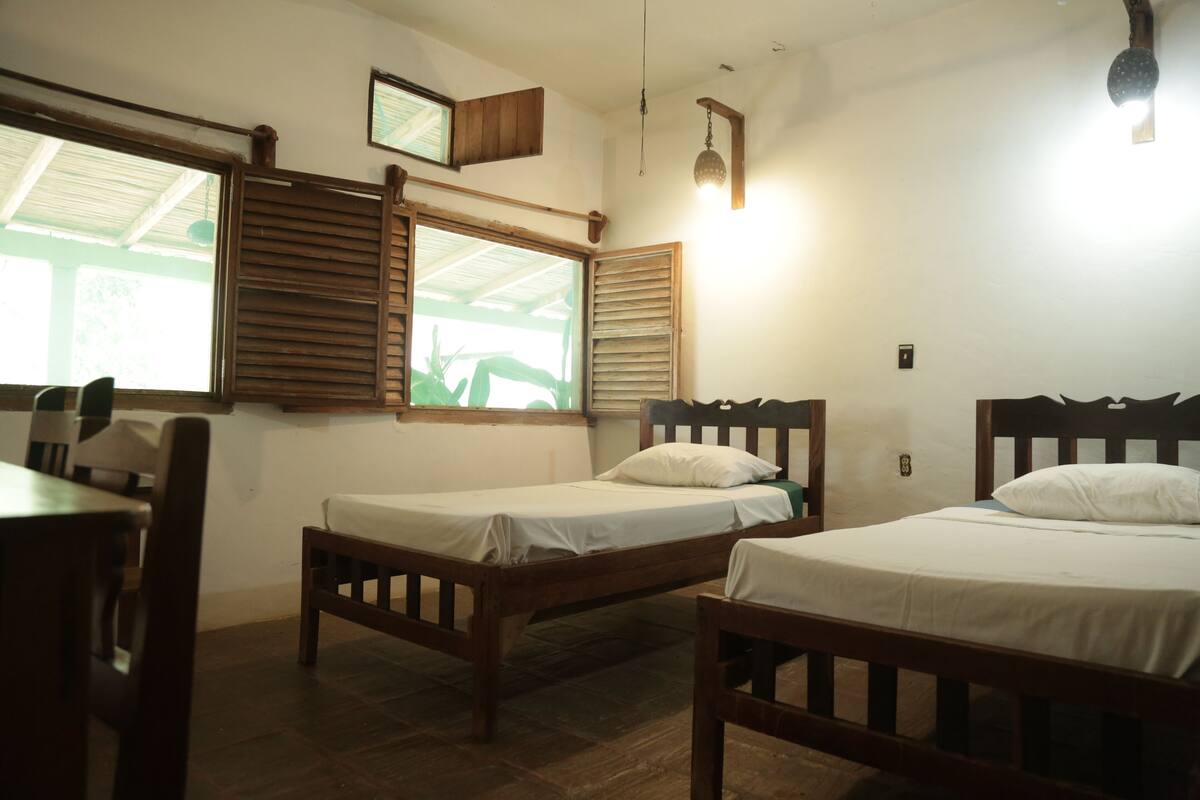 Habitación doble, 2 camas individuales, no fumadores | Ropa de cama