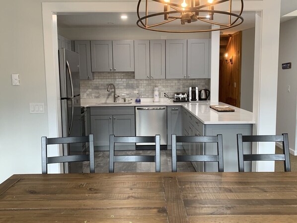 冷蔵庫、電子レンジ、オーブン、コンロ