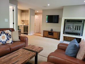 テレビ、暖炉、DVD プレーヤー、書斎 / ワークスペース