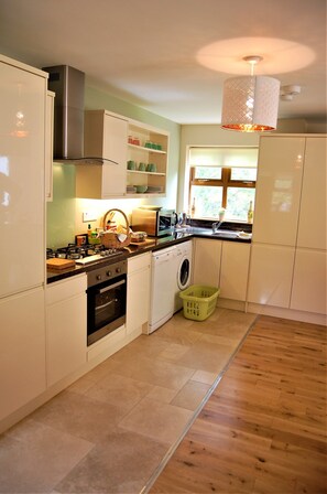 Kylskåp, mikrovågsugn, ugn och diskmaskin