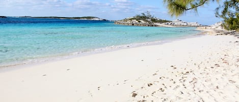 En la playa, camastros y toallas de playa 