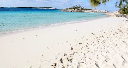Cabaña con vista al mar en una playa tranquila a pocos minutos de nadar cerdos