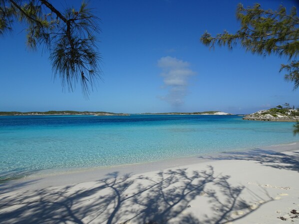 Sur la plage, chaise longue, serviettes de plage