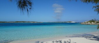 Cottage avec vue sur l'océan sur une plage calme à quelques minutes de la natation des cochons