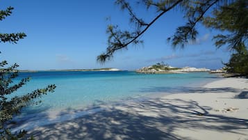 Sulla spiaggia, lettini da mare, teli da spiaggia