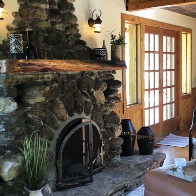 Beautiful creek side log home, lots of open space but only minutes to town.