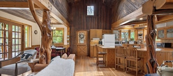Beautiful creek side log home, lots of open space but only minutes to town.