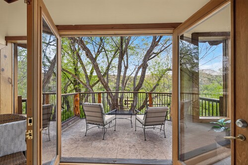 Beautiful creek side log home, lots of open space but only minutes to town.