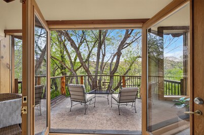 Beautiful creek side log home, lots of open space but only minutes to town.
