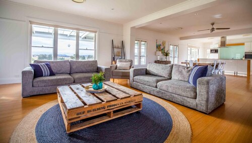 Abingdon House - Luxurious four bedroom, three bathroom contemporary house with spectacular views.