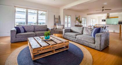 Abingdon House - Luxurious four bedroom, three bathroom contemporary house with spectacular views.