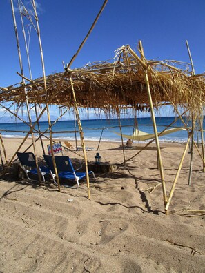 Una spiaggia nelle vicinanze, lettini da mare, teli da spiaggia