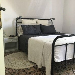 2 bedrooms, iron/ironing board, travel cot, free WiFi