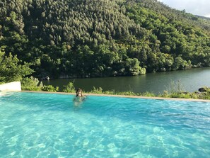 Outdoor pool - In Concela, Marco de Canavezes, housing with margin for the Douro River (Marco de Canavezes)
