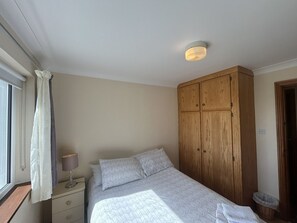 3 slaapkamers, een bureau, een strijkplank/strijkijzer, reisbedje