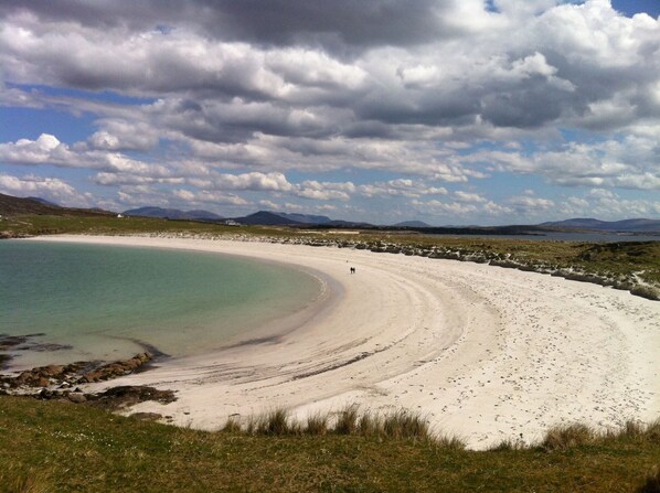 Beach - Waterside Cottage stunning sea & mountain views. (Connemara)