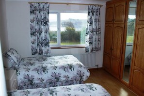 3 bedrooms, desk, iron/ironing board, travel crib - Waterside Cottage stunning sea & mountain views. (Connemara)
