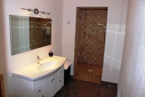 Shower, hair dryer, towels - Waterside Cottage stunning sea & mountain views. (Connemara)