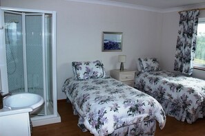 3 bedrooms, desk, iron/ironing board, travel crib - Waterside Cottage stunning sea & mountain views. (Connemara)