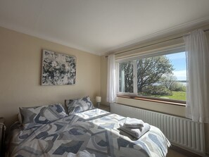 3 slaapkamers, een bureau, een strijkplank/strijkijzer, reisbedje