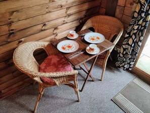 Dining - Cosy Glamping at The Greenhouse Spa Retreat (Saltash)