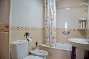Baignoire, séchoir à cheveux, bidet, serviettes fournies
