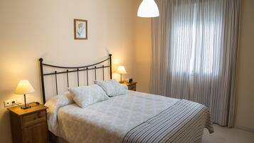 3 slaapkamers, een bureau, een strijkplank/strijkijzer, gratis wifi