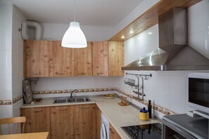 Fridge, microwave, oven, stovetop - Torcal apartment in the center of Écija (Écija)