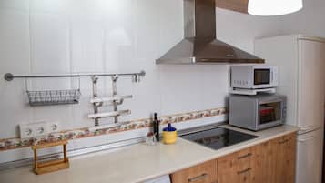 Een koelkast, een magnetron, een oven, een kookplaat