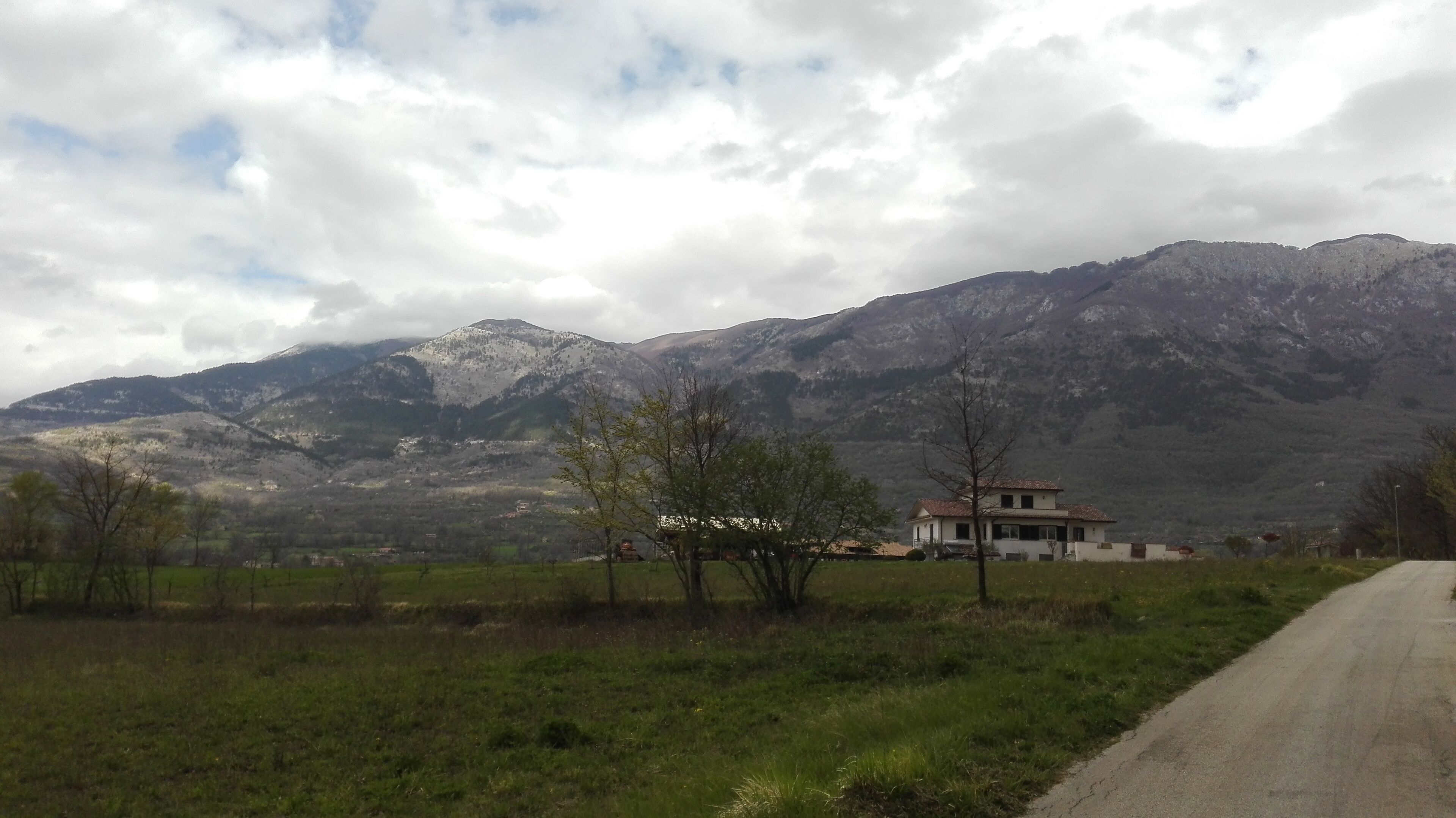 Ein Landhaus mit Bergblick.