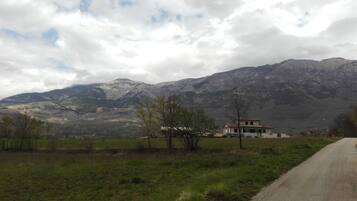 Ein Landhaus mit Bergblick.