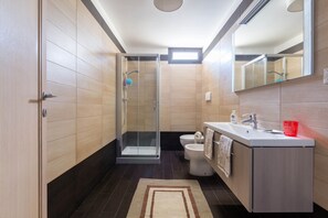 Douche, sèche-cheveux, bidet, serviettes fournies