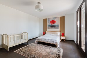 4 habitaciones, escritorio y tabla de planchar con plancha 