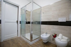 Douche, sèche-cheveux, bidet, serviettes fournies