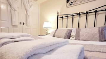 2 bedrooms, desk, WiFi