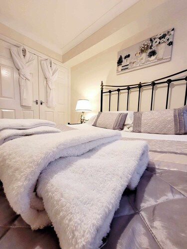 Huoneisto 2 - Ainutlaatuisesti sisustettu 2 makuuhuoneen 1. kerros  