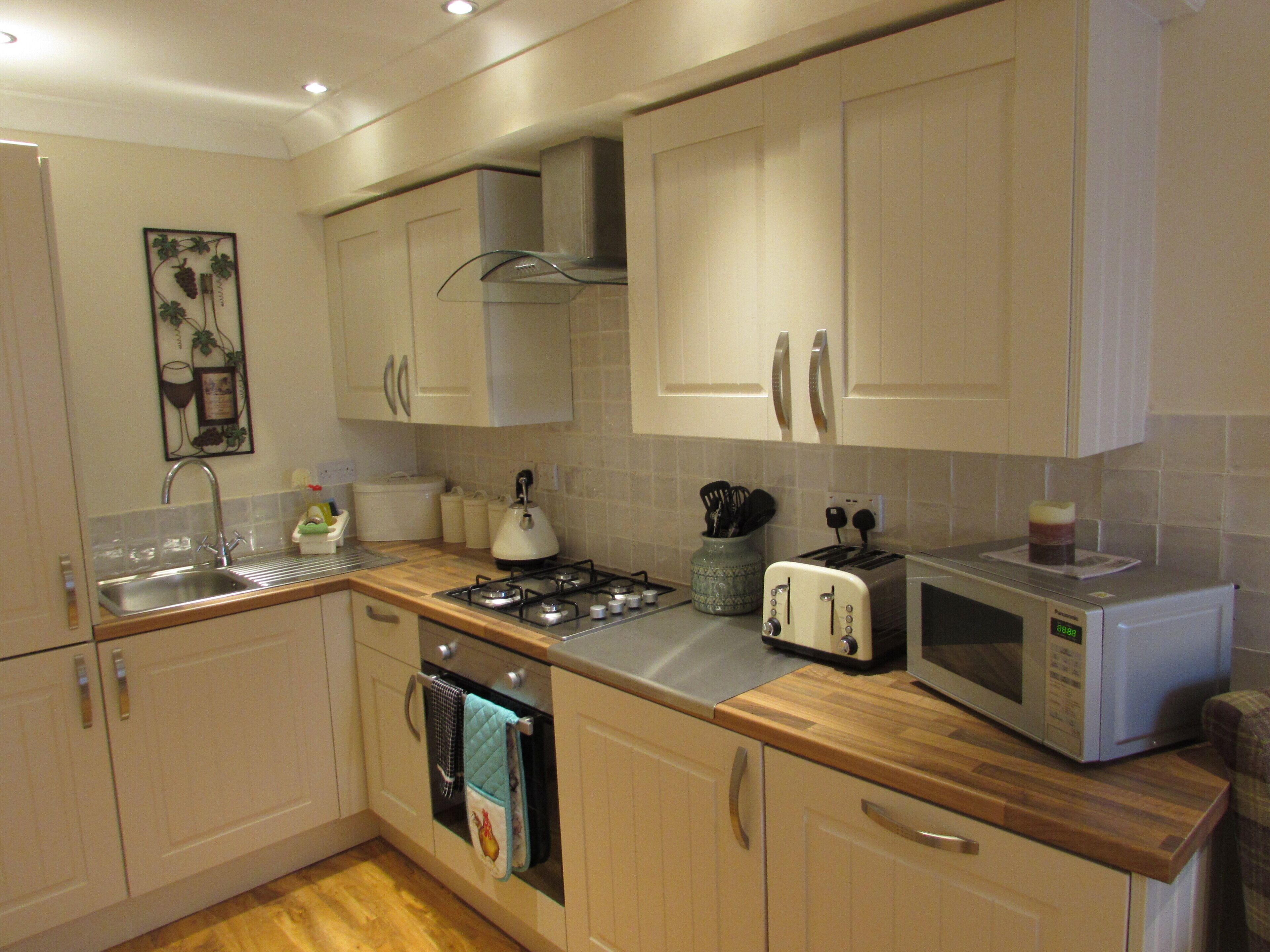 Fridge, oven, cookware/dishes/utensils, dining tables