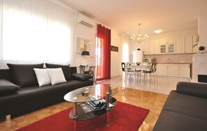 电视、壁炉、书、影片库