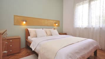 7 bedrooms, iron/ironing board, internet, bed sheets