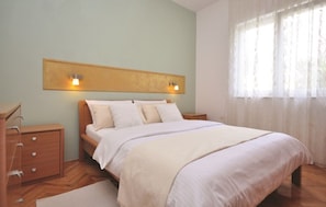 7 bedrooms, iron/ironing board, Internet, bed sheets