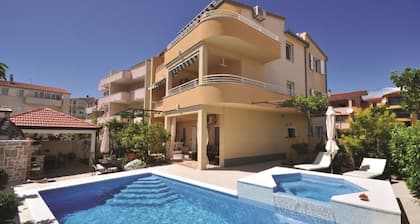 Luxury Villa DG - ideal for 16 persons with private pool