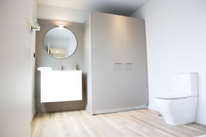 Dusch, hårtork, handdukar och tvål