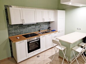 Réfrigérateur, four, plaque de cuisson, cafetière/bouilloire