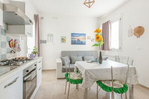 Frigorífic, forn, placa de cuina i cafetera i tetera