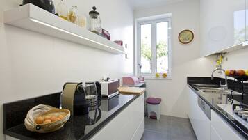 Lemari es, microwave, oven, dan kompor