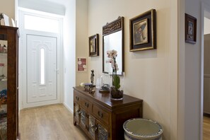 Interior - Luxurious Pink House | Terrace & Parking - 01 / Feb. 06 / Mar. 20% off (Porto)